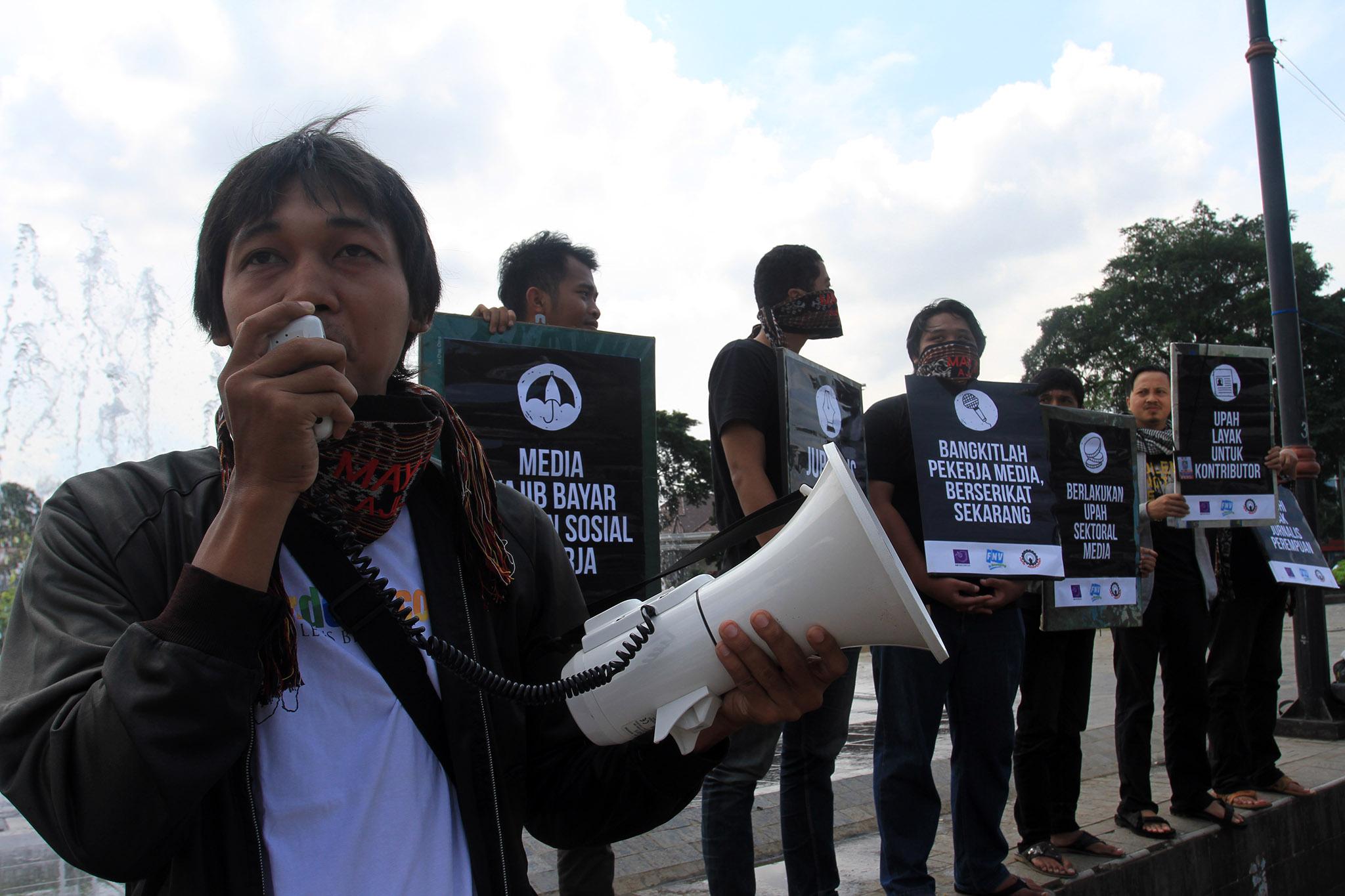 Aksi jurnalis yang tergabung dalam Aliansi Jurnalis Indonesia, AJI Purwokerto memperingati May Day (