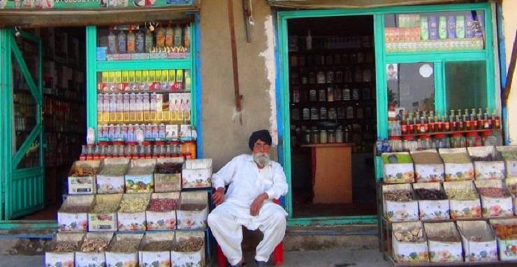 A shopkeeper selling herbal medicine in Kabul (Photo: Ghayor Waziri)