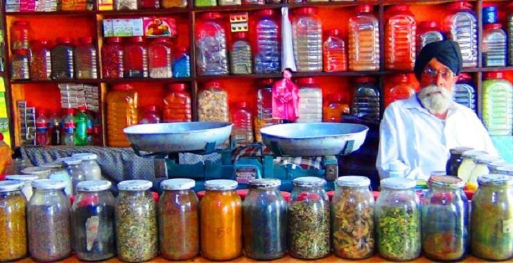 Pedagang obat-obatan herbal di Kabul Afghanistan. (Foto: Ghayor Waziri)