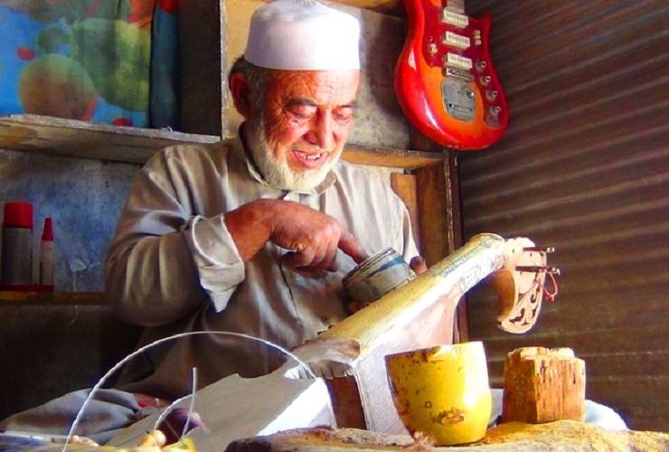 Eisa Qaderi sedang membuat Rohbab. (Foto: Ghayor Waziri)