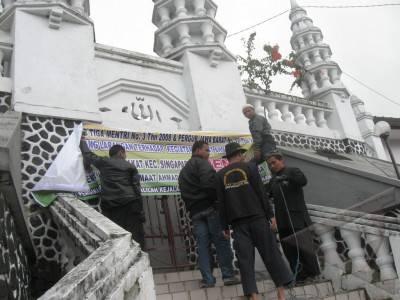 Penyegelan masjid Ahmadiyah. Foto: Antara