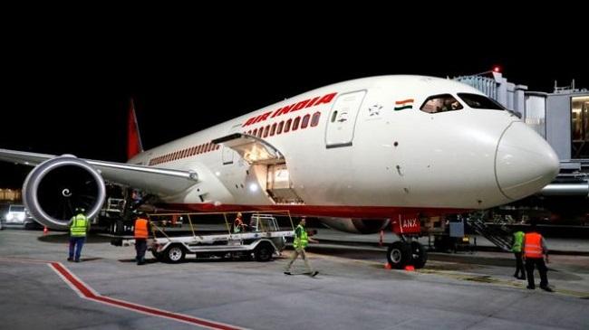 Pramugari Air India Jatuh dari Pesawat Saat Menutup Pintu