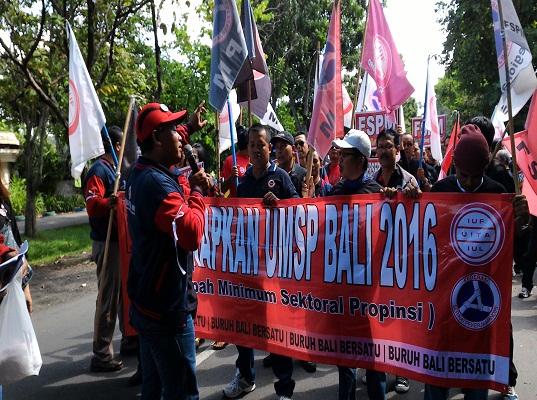Jelang May Day, Buruh di Bali Tuntut UMS
