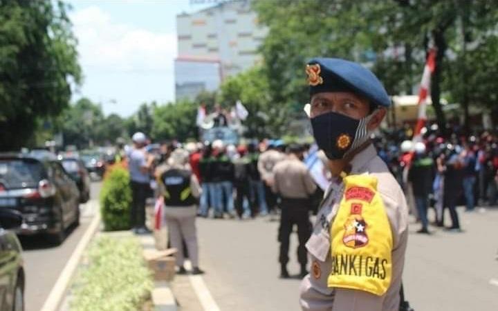 Ilustrasi: Aksi buruh tolak RUU Omnibus Cipta Kerja di Tangerang, Banten, Senin. (05/10/20). (Foto:A