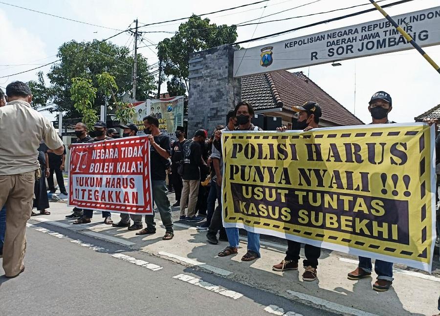 Aksi Demo desak Polda Jatim Tangkap anak kiai tersangka kekerasan seksual di Jombang