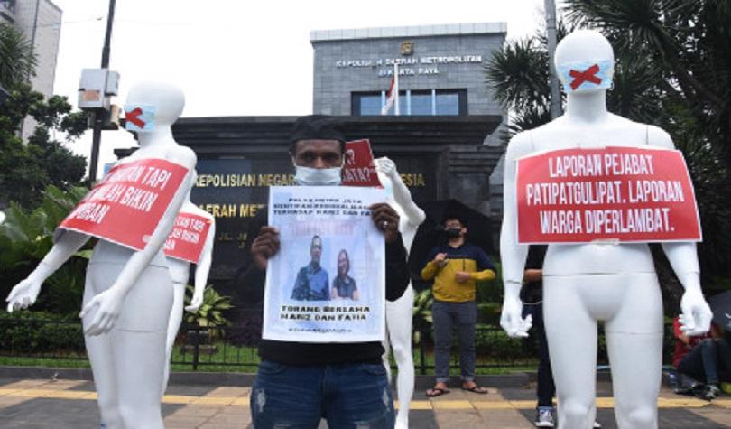 Aksi mengecam kriminalisasi terhadap Direktur Lokataru Haris Azhar dan Koordinator Kontras Fatia Mau