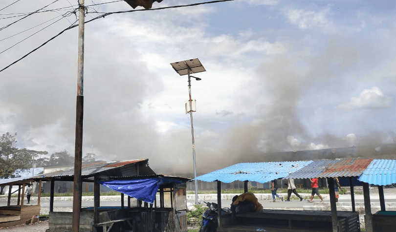 Aksi pembakaran pascademo tolak pemekaran berujung rusuh di Dekai,  Kabupaten Yahukimo, Papua, Selas
