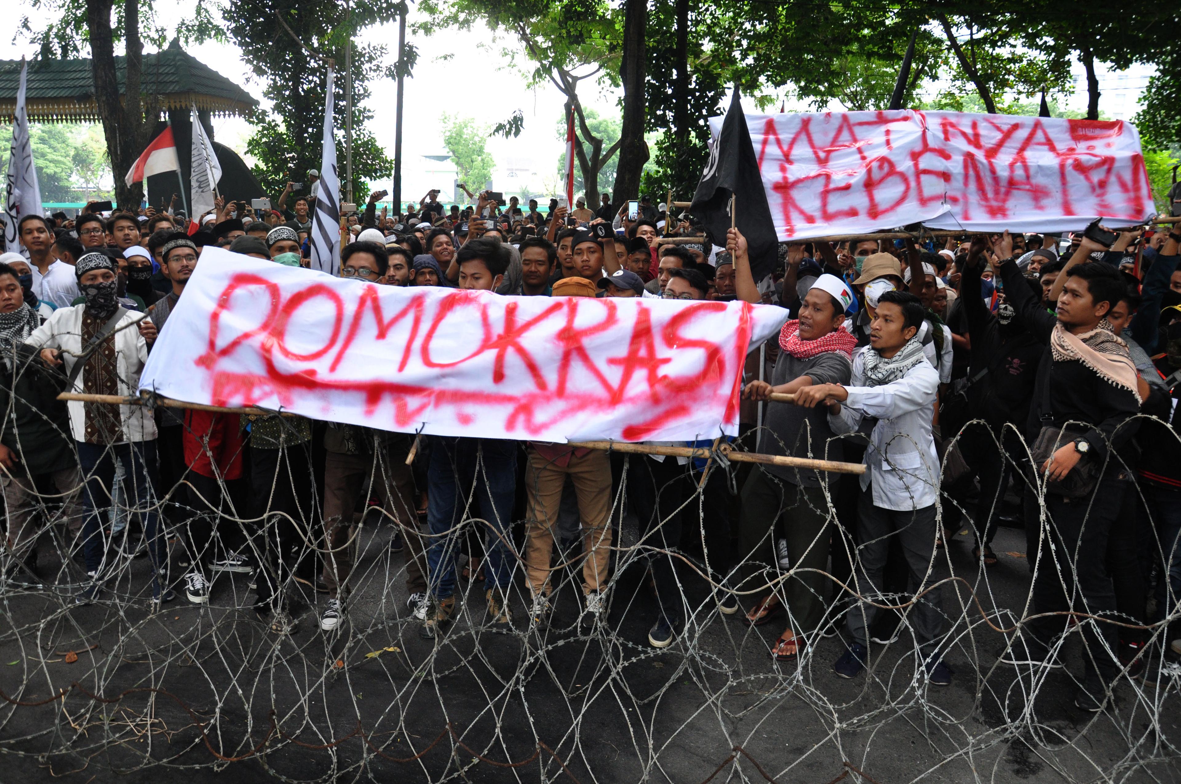 Sejumlah peserta unjuk rasa yang tergabung dalam Gerakan Nasional Kedaulatan Rakyat (GNKR) Sumut mem