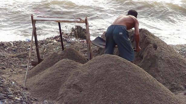 Tambang Pasir Liar di Pantai Rembang Bikin Resah