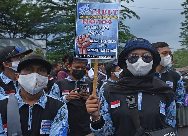 Massa yang tergabung dalam Federasi Serikat Buruh Indonesia (FSBI) berunjuk rasa di Alun-alun Serang