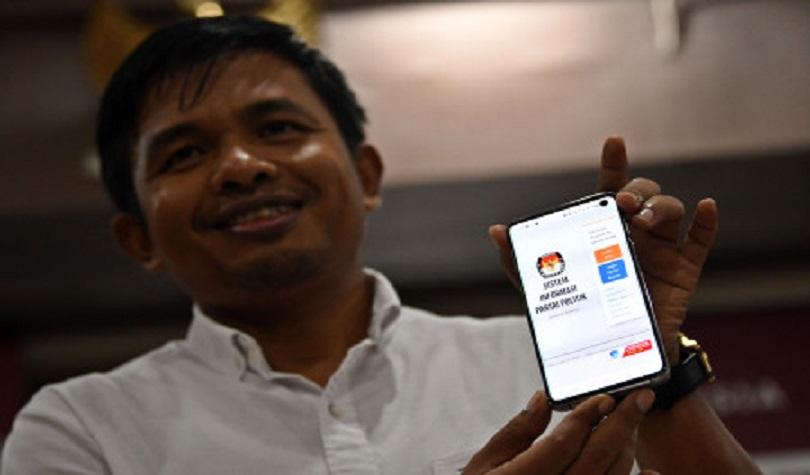 Anggota KPU Idham Holik menunjukkan tampilan Sipol  Pemilu 2024 di Jakarta, Jumat (24/6/22). (Antara