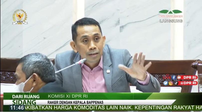 Anggota Komisi XI DPR Kamrussamad berbicara dalam Rapat Kerja dengan Menteri PPNKepala Bappenas Suha