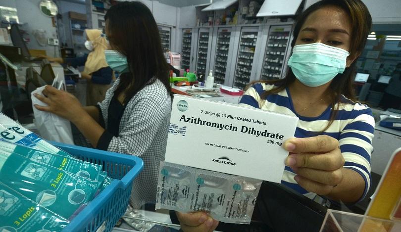 Apoteker memperlihatkan salah satu obat COVID-19 di Manado, Sulawesi Utara.