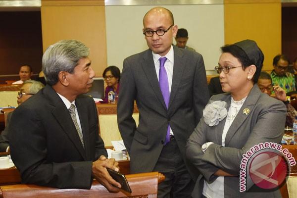 Menteri Luar Negeri Retno L.P. Marsudi (kanan) berbincang dengan Wakil Menlu Abdurrahman Mohammad Fa