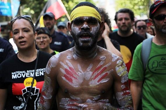 Aksi protes penduduk asli Australia menentang perayaan Hari Nasional Australia. (Foto: Jarni Blakkar