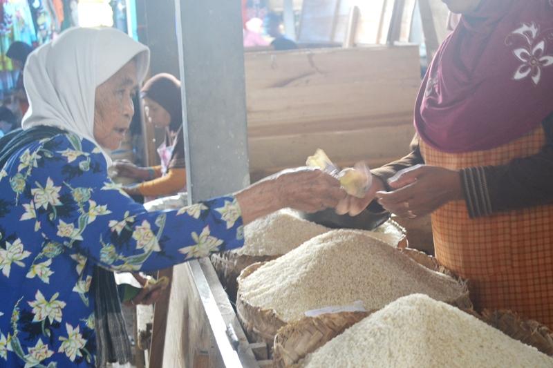Harga beras di Pasar Tradisional di Cilacap, Jawa Tengah naik menyusul minimnya pasokan. Foto: KBR/M