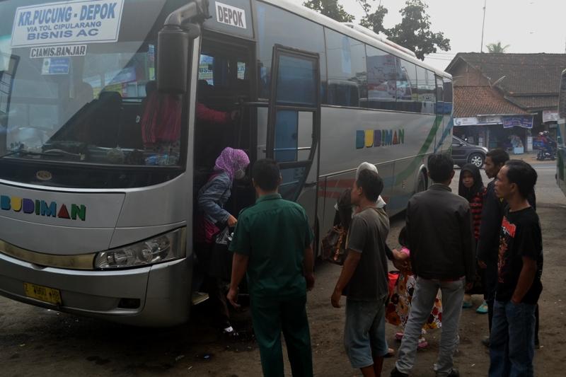 Sejumlah penumpang turun dari bus. Terminal Karangpucung, Kabupaten Cilacap terpantau normal pada H-