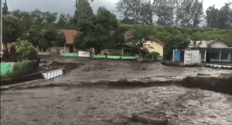 Banjir Lumpur Terjang Bondowoso, Ratusan Mengungsi