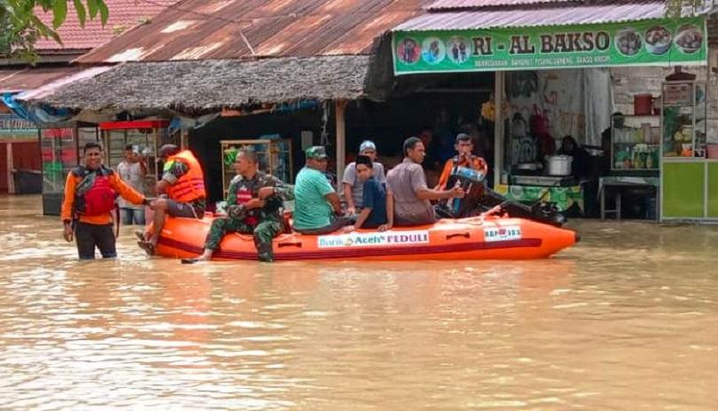 Proses evakuasi warga yang terdampak banjir di Kabupaten Aceh Utara, Rabu (5/10/22). Foto : (KBR/Erw