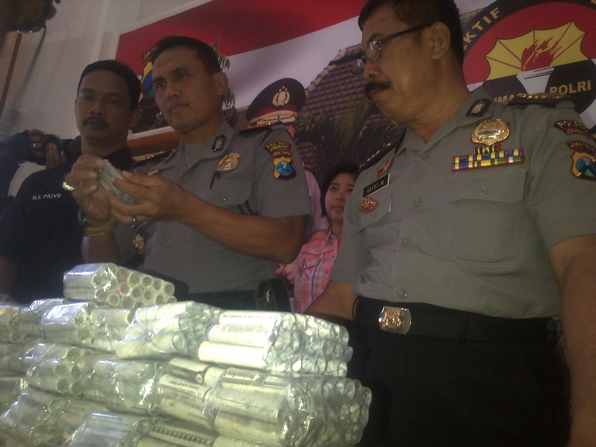 Barang bukti petasan ilegal yang dibawa NH di ruang Humas Polres Jombang. Foto: KBR/ Muji Lestari