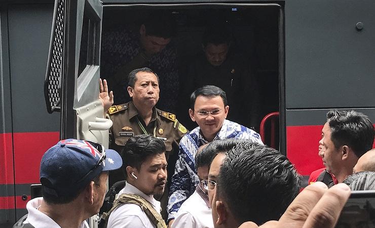 Basuki Tjahaja Purnama alias Ahok saat keluar dari mobil tahanan menuju LP Cipinang Jakarta Selasa (