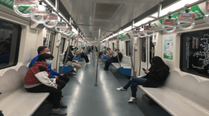 Sejumlah penumpang duduk di dalam kereta api bawah tanah Beijing