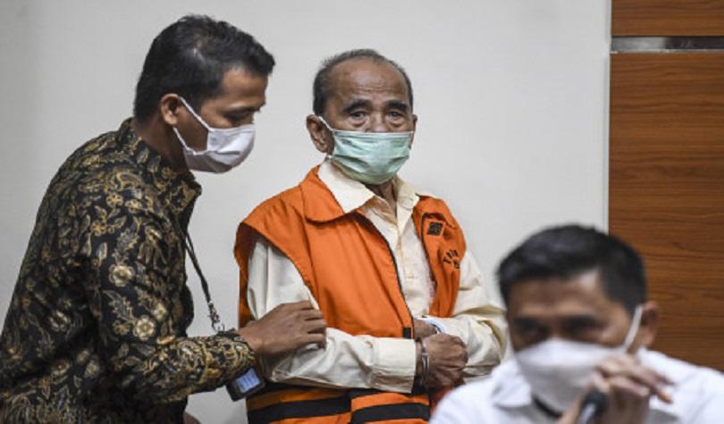 KPK tahan bekas Gubernur Riau Annas Maamun  tersangka suap RAPBD  di Gedung Merah Putih KPK, Jakarta