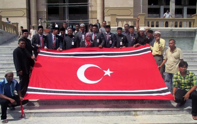 Anggota fraksi PA Dewan Perwakilan Rakyat Kota Lhokseumawe dan Aceh Utara, mengibarkan bendera binta