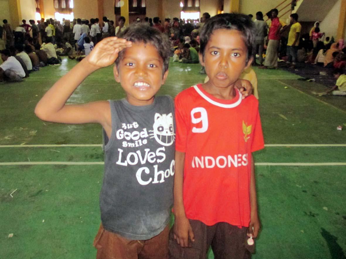 Dua bocah muslim rohingnya yang terdampar di Kabupaten Aceh Utara. Foto : KBR/Erwin Jalaluddin