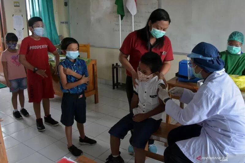 Bulan Imunisasi Anak Sekolah di SD Saraswati 6 Denpasar, Bali, Kamis (5/11/20).(Antara/Hendra Wibowo