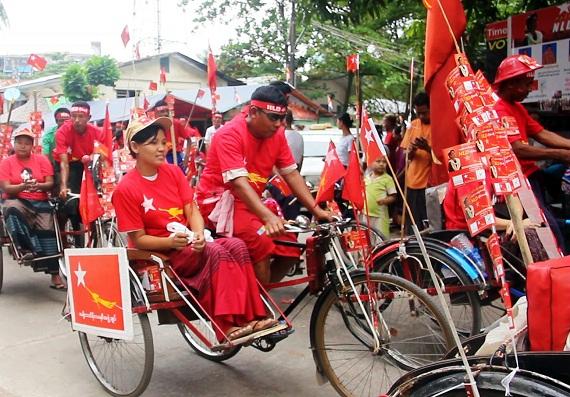 Para pendukung NLD dalam kampanye menyambut Pemilu 8 November 2015. (Foto: Phyu Zin Poe)