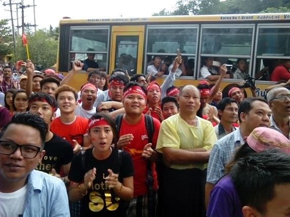 Para pendukung merayakan kemenangan oposisi dalam pemilu di depan Markas NLD. (Foto: Phyu Zin Poe)
