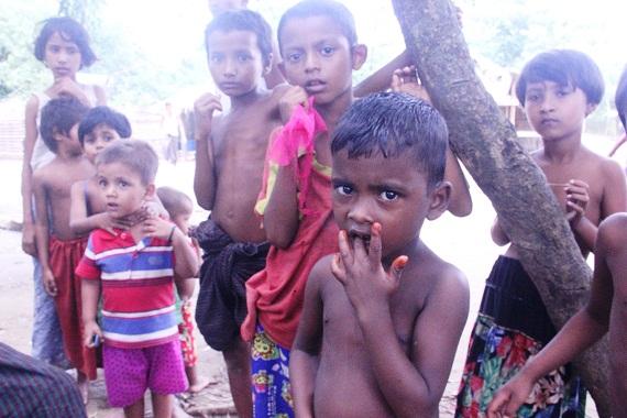 Anak-anak pengungsi Rohingya tidak menerima bantuan di kamp pengungsi. (Foto: Phyu Zin Poe)