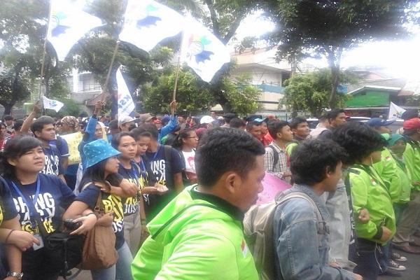 Ratusan Buruh Kawal Sidang Perdana 26 Aktivis 