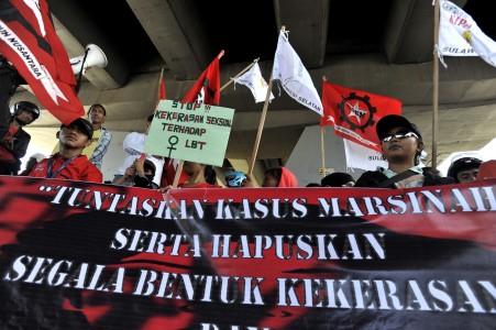 Sejumlah buruh yang tergabung dalam Solidaritas Aksi Masyarakat untuk Rakyat Indonesia (Samurai), be