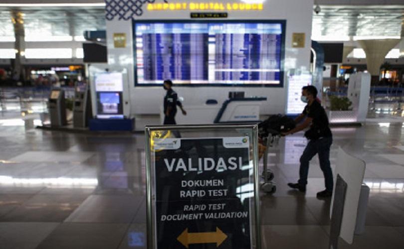Ilustrasi: Calon penumpang pesawat berjalan di area Terminal 3 Bandara Internasional Soekarno Hatta,