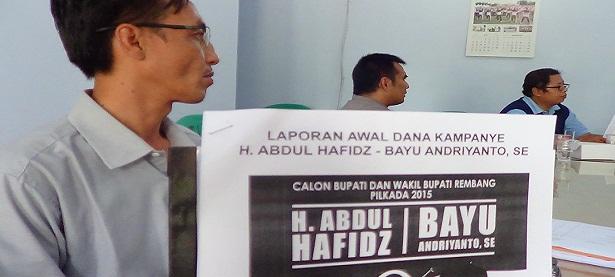 Komisioner KPU Rembang, M. Salam menunjukkan laporan awal dana kampanye pasangan calon bupati dan wa