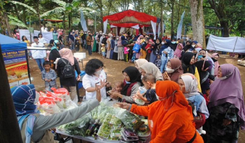 Ilustrasi: Mendag Muhammad Lutfi memantau harga sembako di Pasar Raya Padang, Sumbar. Jumat (25/2/22