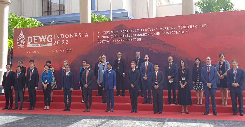 Delegasi DEWG G20 berfoto bersama di Hotel Tentrem Yogyakarta, Selasa (17/5/22). (Foto: KBR/Ken)