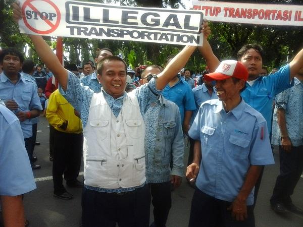 Demo angkutan umum, memprotes Uber dan Grab Car (Foto: Ria Apriyani)