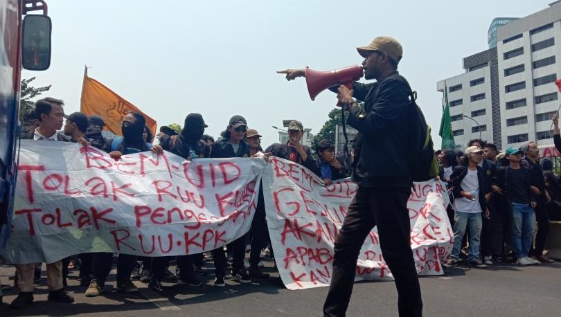 Ribuan Mahasiswa Surabaya Demo Tolak RUU Bermasalah