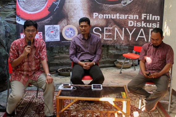 Herlambang Perdana (kiri) dalam diskusi film Senyap  terkait penyelesaian kasus pelanggaran HAM masa