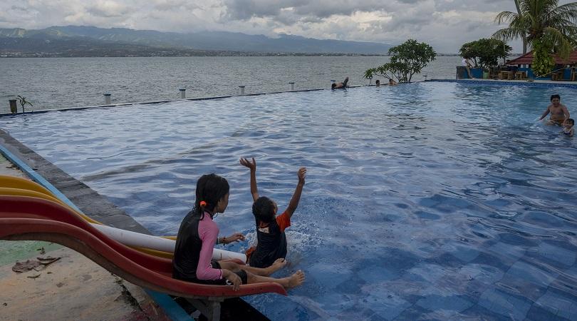 Dua anak bermain di salah satu resort pantai wisata di Teluk Palu, Sulawesi Tengah, Minggu (31/10/20