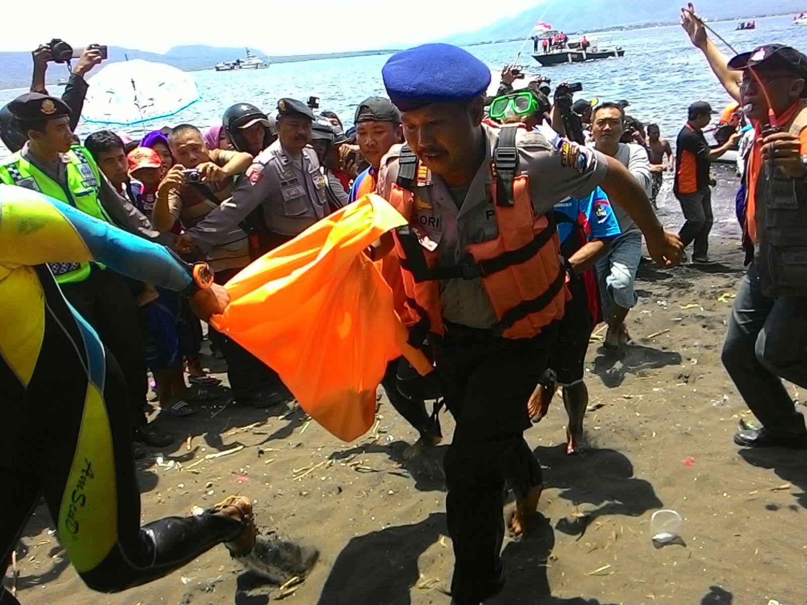 Evakuasi Korban KMP Rafelia 2, Penyelam Pecahkan Kaca Kapal