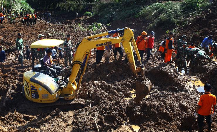 Petugas mengoperasikan alat berat guna mencari korban tanah longsor di Caok, Karangrejo, Loano, Purw