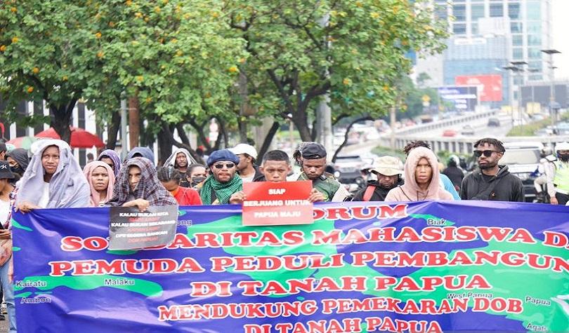 Forum mahasiswa OAP demo dukung 3 DOB Papua di depan Gedung DPR RI, Senayan, Jakarta, Selasa (7/6/20