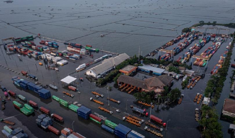 Foto udara banjir rob di kawasan Terminal Petikemas Pelabuhan Tanjung Emas Semarang, Jateng, Senin (