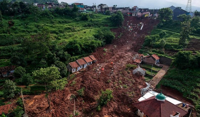 Jokowi Minta Pencarian Korban Hilang Banjir NTT Dipercepat