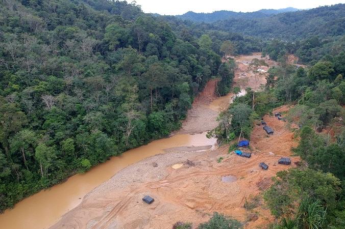 Kerusakan Lanskap Bukit Bulan akibat pertambangan emas ilegal di Desa Lubuk Bedorong, Sarolangun, Ja