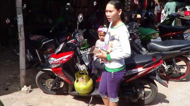 Seorang ibu rumah tangga di Pamotan, Rembang kebingungan saat akan membeli gas elpiji 3 Kg. Foto: KB